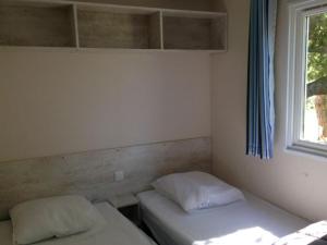 Postel nebo postele na pokoji v ubytování Mobil-home familial avec terrasse à Vendays-Montalivet - API-1-52-362