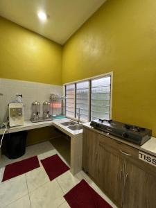 Η κουζίνα ή μικρή κουζίνα στο Mahsuri Dorm, Roomstay & Homestay Langkawi