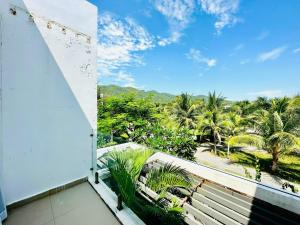a balcony with a view of palm trees at Oceanami Villa Resort 3 phòng ngủ, 3 phòng tắm - Đầy đủ tiện nghi - Bếp nấu - BBQ - Hồ bơi 2000 m2 - Long Hải Beach in Long Hai