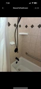 y baño con ducha y lavamanos. en Stunning Beauty, en Redding 10 fotos más