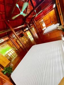 にあるGió Núi Homestaysの部屋にある大きな白いベッドの俯瞰図