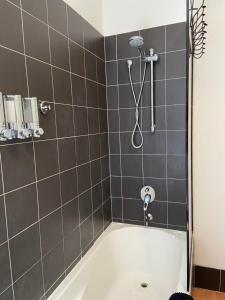 Bilik mandi di 2 Bedroom Guesthouse - Near Sleeman Chandler