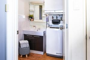 Shidoにあるアラハブルーリゾート901のシンクと電子レンジのある小さなキッチン