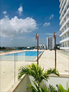 une piscine sur le côté d'un immeuble dans l'établissement Exclusive apartment Cartagena, à Carthagène des Indes