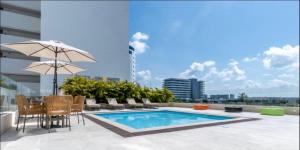 un patio avec une table et des chaises et une piscine dans l'établissement Exclusive apartment Cartagena, à Carthagène des Indes 10 autres photos