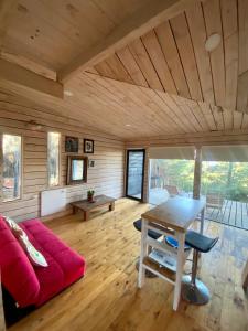 Televiisor ja/või meelelahutuskeskus majutusasutuses Tiny Houses del bosque