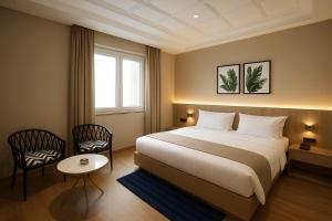 Un dormitorio con una cama grande y una mesa y sillas. en Hotel Cloud End Lansdowne, en Lansdowne 27 fotos más