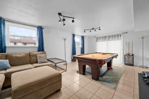 Una sala de estar con una mesa de billar y un sofá. en Game Room and Bunks Sleeps 12 Near Downtown, en Nashville