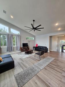 Χώρος καθιστικού στο Casa Lago Bliss a 3BR & 2BA Upper-Level Retreat