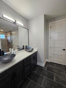 Ένα μπάνιο στο Casa Lago Bliss a 3BR & 2BA Upper-Level Retreat