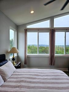 Ένα ή περισσότερα κρεβάτια σε δωμάτιο στο Casa Lago Bliss a 3BR & 2BA Upper-Level Retreat