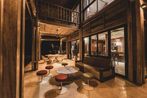 a living room with a couch and chairs and tables at ITACA Ecolodge Home in San Andrés