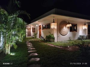 una casa di notte con un sentiero che la porta di Oasis Road a Hinkong