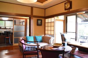 熱海市にあるAtami Nanpurou - Vacation STAY 42500vのソファとテーブルのあるリビングルーム +19枚の写真