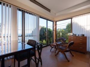 熱海市にあるAtami Nanpurou - Vacation STAY 42500vのダイニングルーム(テーブル、椅子、大きな窓付)