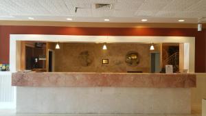a bar in a restaurant with a large mirror at Imperial Swan Hotel and Suites Lakeland in Lakeland