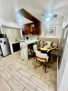 O bucătărie sau chicinetă la Acogedor departamento a unos pasos del mar de Zihuatanejo