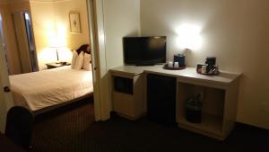 En tv och/eller ett underhållningssystem på Imperial Swan Hotel and Suites Lakeland