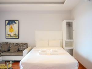 Ένα ή περισσότερα κρεβάτια σε δωμάτιο στο Tranquil 1br Chaweng Hill Apartment Balcony Pool