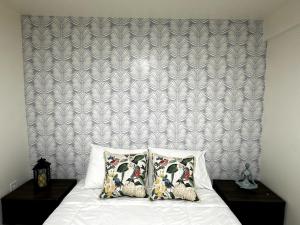 Ένα ή περισσότερα κρεβάτια σε δωμάτιο στο Cozy Luxe Apartment - Minutes to Manhattan