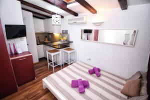 een woonkamer met paarse slippers op een bank bij Apartments Nevija in Rovinj