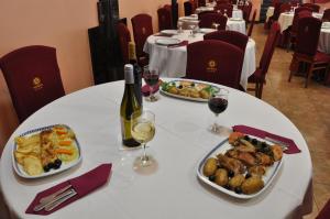 Comida no hotel ou em algum lugar perto