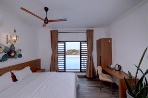 Katil atau katil-katil dalam bilik di Bougainvillea Beach Home - Guruvayur - Chavakkad +21 gambar