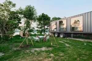 宫崎1NLDK aoshima的坐在拖车前桌边的女人