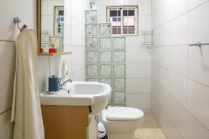 ウィレムスタッドにあるCasa24 Villa-Style Home, Big Kitchen & Parking Willemstadの洗面台とトイレ付きのバスルーム +16枚の写真