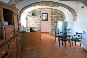 a kitchen with a table and chairs in a room at Casa de Campo, Algarvia in Algarvia