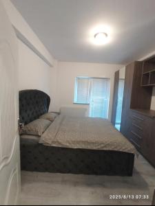 Ένα ή περισσότερα κρεβάτια σε δωμάτιο στο Apartament b&b Rădăuți