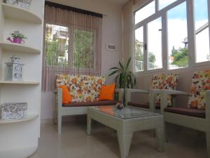 salon z 2 krzesłami i stolikiem kawowym w obiekcie Apartment Simaris - spacious with terrace and sea view w Szybeniku