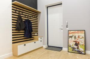 TV a/nebo společenská místnost v ubytování Apartments on Belinskogo ulitsa