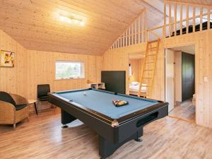 Biliár nebo kulečník v ubytování 12 person holiday home in Hals-By Traum