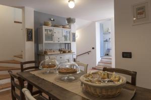 une salle à manger avec une table, des chaises et de la nourriture. dans l'établissement Antica Corte, à Busto Arsizio