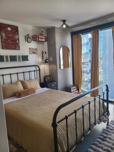 Un dormitorio con una cama grande y una ventana grande. en In the financial district Tijuana 664 Aparthotel, en Tijuana