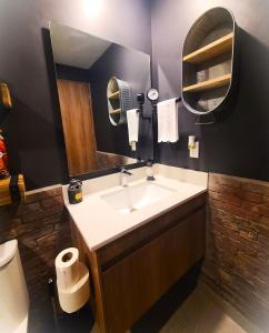 un baño con lavabo y espejo en In the financial district Tijuana 664 Aparthotel, en Tijuana