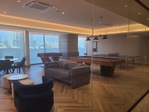 sala de estar con mesa de ping pong y sofá en In the financial district Tijuana 664 Aparthotel, en Tijuana