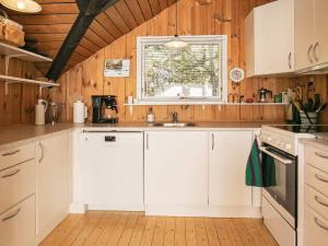 Kuchyň nebo kuchyňský kout v ubytování 6 person holiday home in Saltum-By Traum