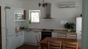 Kuchyň nebo kuchyňský kout v ubytování Apartment Klara