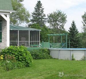 Κήπος έξω από το Gîte Parc Mauricie B&B
