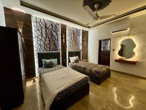 Postel nebo postele na pokoji v ubytování Meadow Suites