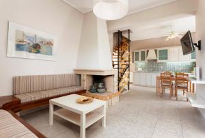 - un salon avec un canapé et une cheminée dans l'établissement Galatea, à Kypseli