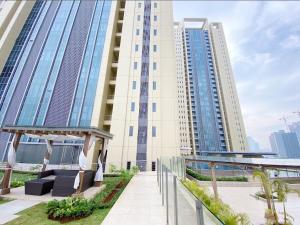 ein großes weißes Gebäude mit einem großen Gebäude in der Unterkunft The Branz BSD city luxurious and cozy apartment in Samporo