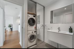 Φωτογραφία από το άλμπουμ του Central urban nest with pool gym pool free parking στο Περθ