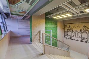 浦那Hotel O Haveli Executive的墙上有一幅画的建筑物楼梯 更多23张照片