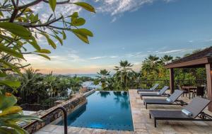 Kolam renang di atau di dekat at Water's Edge Resort