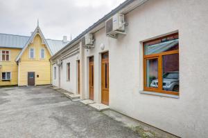 a row of buildings with a car in a window at Hommiku 8a Apartment in Pärnu