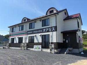 ein Gebäude, das seitlich geschrieben ist in der Unterkunft ゲストハウスオアシス in Ishinomaki