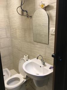 A bathroom at Abeer Hotel Alexandria